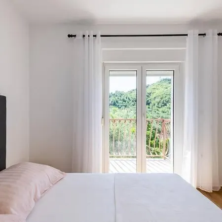 La Domazet Podstrana